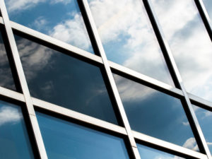 Sonnenschutzfolierung auf Firmengebäude